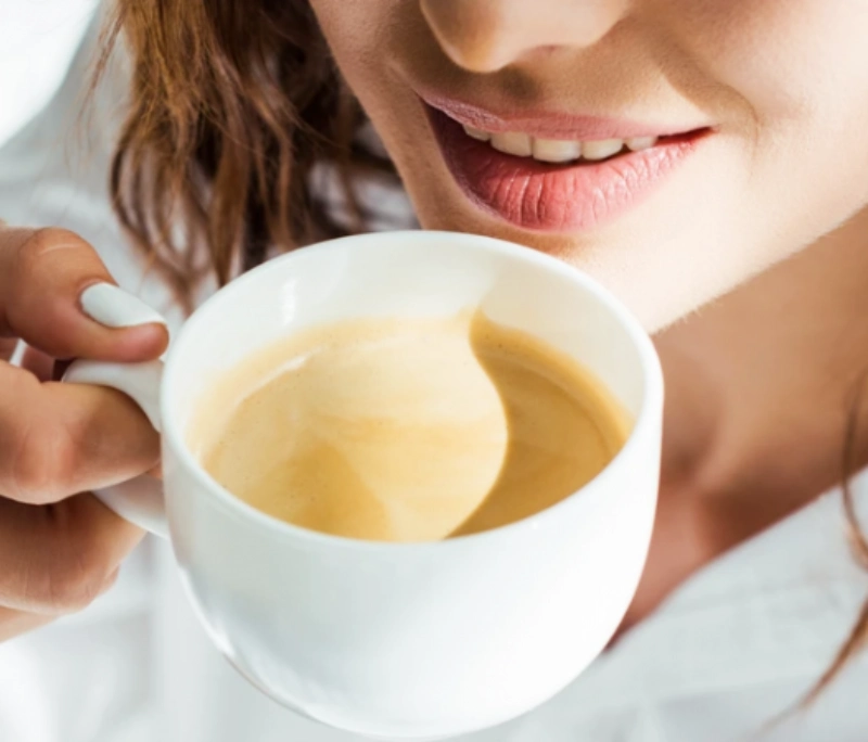 Giải đáp: Bọc răng sứ có uống cà phê được không? Giải đáp từ Nha khoa Dentos